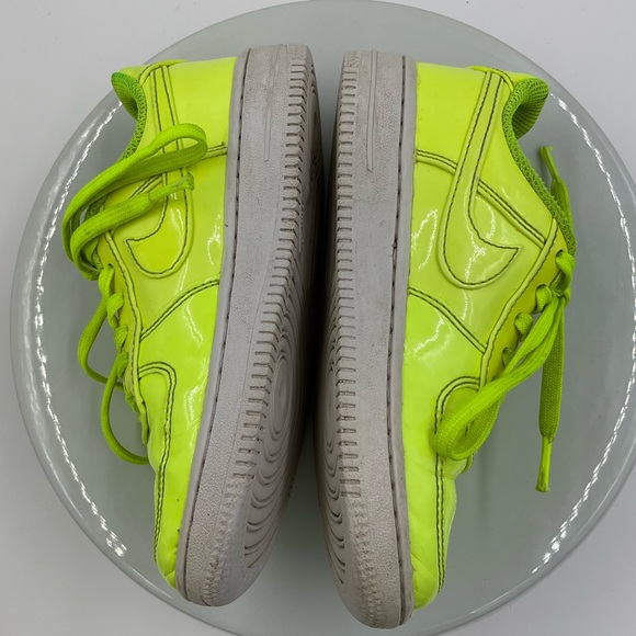 NIKE AIR FORCE 1 ‘VOLT’- Size KIDS 13C - Picture 7 of 9